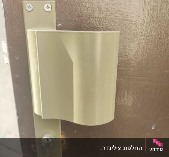 מנעול מתכת על דלת עץ עם מפתח